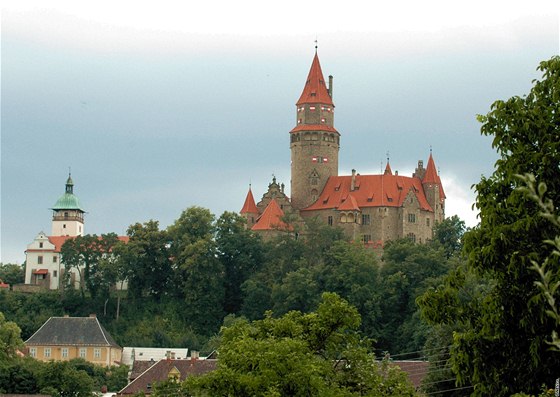 Neslavnjí památkou v Olomouckém kraji je hrad Bouzov. Letos vak o nj mli turisté mení zájem ne loni.