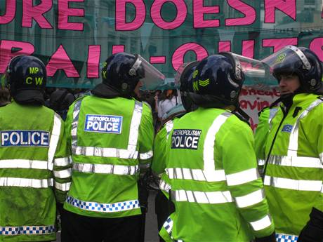 Londýnská policie bhem demonstrací proti G20 (1. dubna 2009)