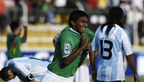 Bolívie - Argentina, domácí Didi Torrico se raduje z gólu