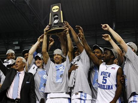 Basketbalisty z univerzity North Carolina s trofejí pro vítze NCAA.