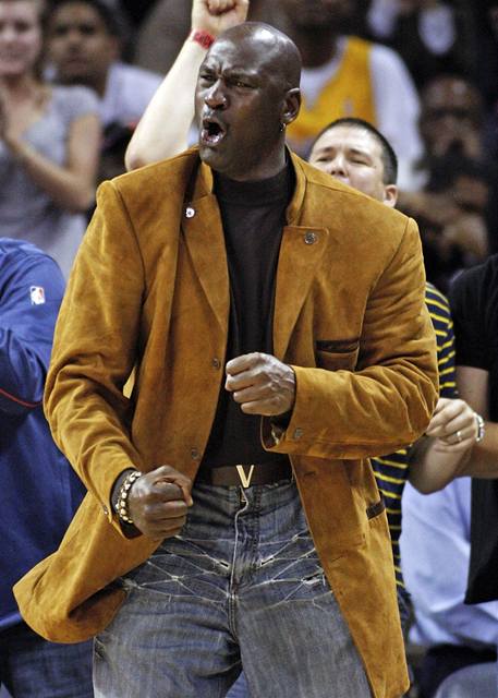 Tak Michael Jordan fandil pi zápase Charlotte v NBA. U klání svých syn prý bývá klidnjí.