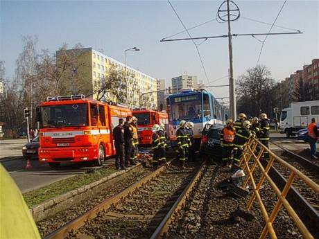 Nehoda peugeotu a tramvaje pobl zastvky Kotva v Ostrav (2. dubna 2009)