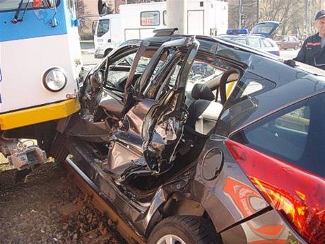 Nehoda peugeotu a tramvaje pobl zastvky Kotva v Ostrav (2. dubna 2009)