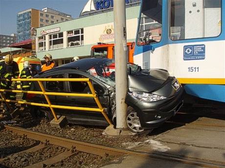 Nehoda peugeotu a tramvaje poblí zastávky Kotva v Ostrav (2. dubna 2009)
