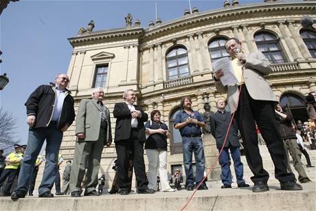 Demonstranti proti radaru na Palachove nmst v Praze 