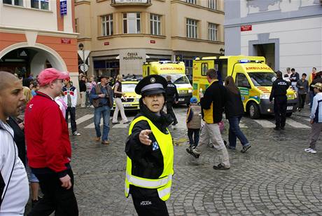 Zsah strnk a zchran na eskobudjovickm nmst Pemysla Otakara II, kde se v tlaenici zranilo na 26 pchozch