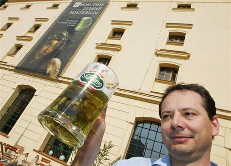 Zelené pivo ze Starobrna se bude u tradin epovat na Zelený tvrtek (na snímku vrchní sládek pivovaru Tomá Pluháek)