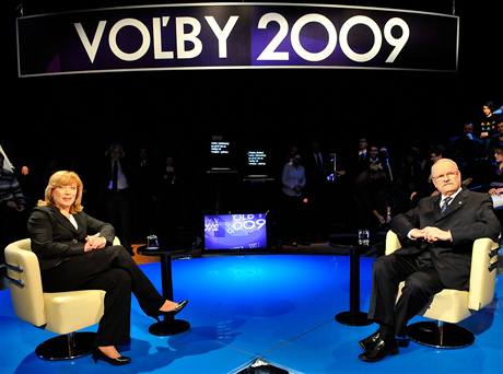 Iveta Radiová a Ivan Gaparovi v televizním duelu na STV. (31. bezna 2009)