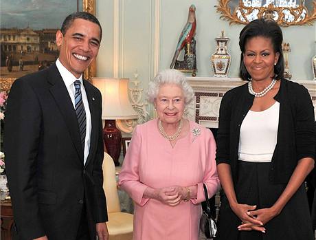 Britsk krlovna Albta II. dnes pijala Baracka Obamu s prvn dmou Michelle. (1. duben 2009)