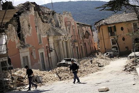 Následky niivého zemtesení v italském kraji Abruzzi. Na snímku msto Aquila. (6. dubna 2009)