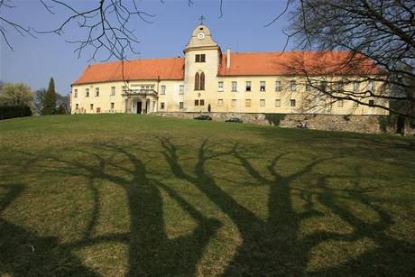 Zámek v Lomnici, o nej se soudí Isabella Thienen-Serényiová s Národním památkovým ústavem 