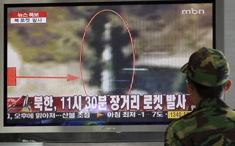 Jihokorejský voják sleduje reportá o startu rakety KLDR.