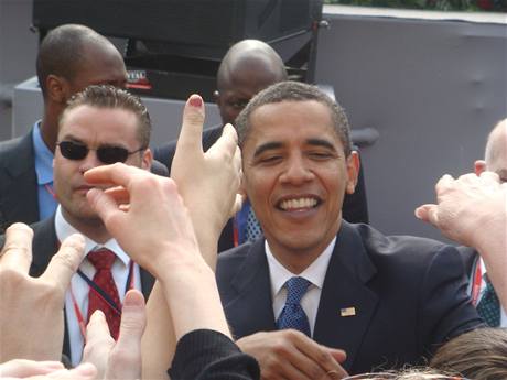 Obama se zdrav s lidmi na Hradanech