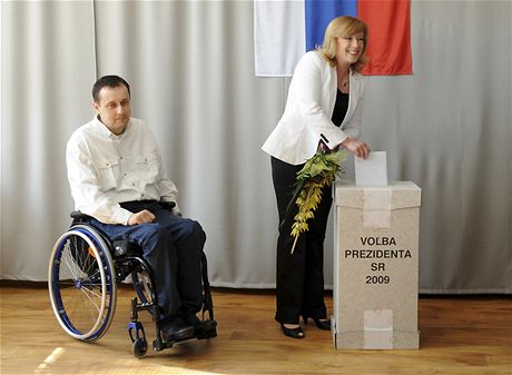 Iveta Radiov s ptelem Janem Riapoem bhem 2. kola slovenskch prezidentskch voleb