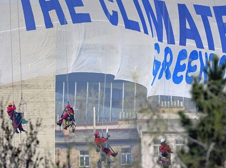 Horolezci z Greenpeace zavuj pod Nuselsk most v Praze transparent, vyzvajc astnky summitu USA a zem k ochran klimatu (5. dubna 2009)