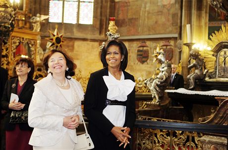 Livie Klausov a Michelle Obamov bhem prohldky Chrmu svatho Vta (5. dubna 2009)