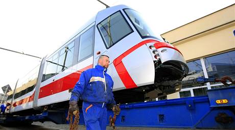 Nová tramvaj dorazila dnes do vozovny v Brn-Medlánkách. Po osmé ranní se poprvé ocitla na kolejích 