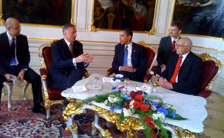 Premir Mirek Topolnek, americk prezident Barack Obama a esk prezident Vclav Klaus 5. dubna na Praskm hrad.