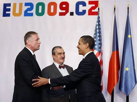 Mirek Topolnek, Karel Schwarzenberg a americk prezident Barack Obama na summitu EU-USA v Praze.