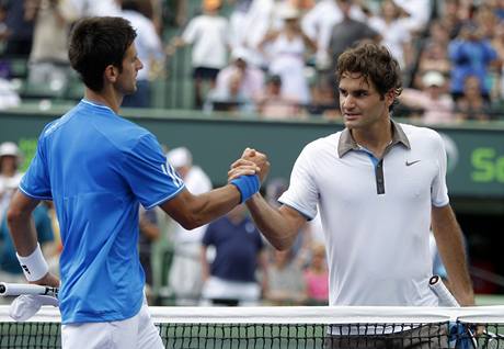 Novak Djokovi a Roger Federer po semifinále na turnaji v Miami.
