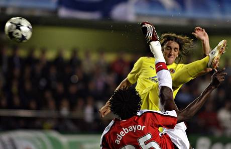 Villarreal - Arsenal: Adebayor a Gonzalo Rodriguez 