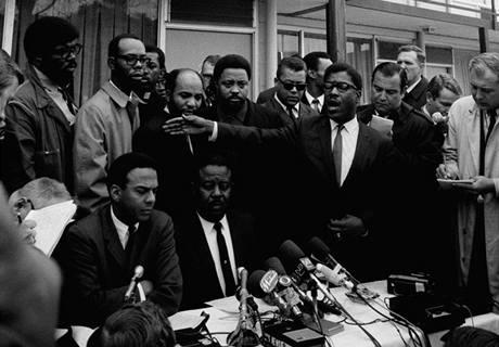 Tisková konference ped motelem Lorraine 5. dubna 1968 v Memphisu, po atentátu na Luthera Kinga.