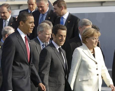 Summit NATO ve trasburku. V pozad esk premir Mirek Topolnek.