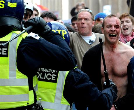 Demonstranti se v londnskch ulicch stetli s policisty