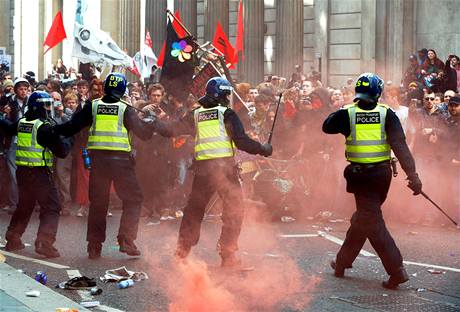 Demonstranti se v londnskch ulicch stetli s policisty