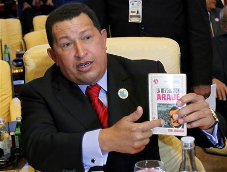Venezuelský prezident Hugo Chávez se na summitu v Doha snaí navázat nadstandardní vztahy s arabskými státy.