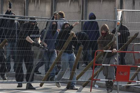 Maskovan demonstranti se pokusili dostat do centra trasburku, kde ztra zane summit NATO