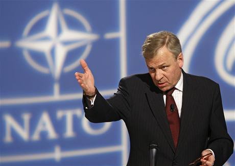 Generální tajemník NATO Jaap de Hoop Scheffer pi zahajovací tiskové konferenci ped summitem NATO