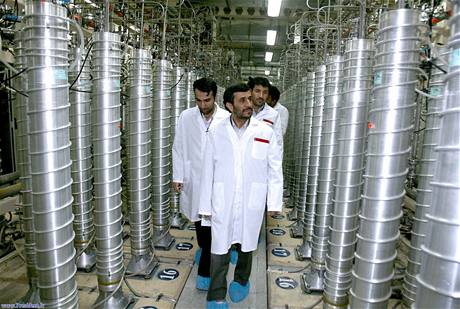 Mahmd Ahmadned na exkurzi v Natanzu, kde rnci obohacuj uran