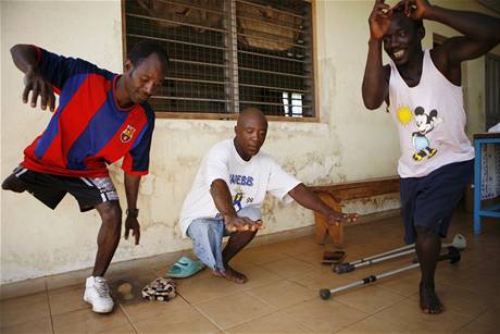 Mladíci ze Sierry Leone si krátí as pi ekání na protézu