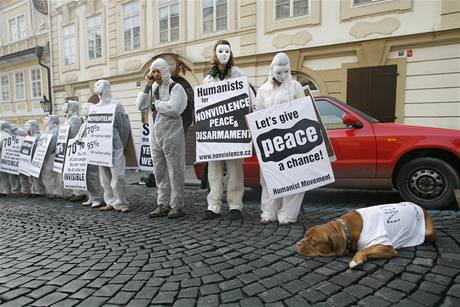 Protesty v Nerudov ulici bhem projevu Baracka Obamy (5. dubna 2009)