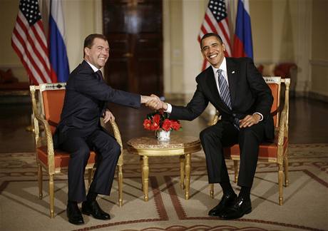 Dmitrij Medvedv a Barack Obama pi prvn osobn schzce (1. dubna 2009)