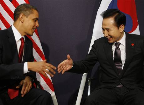 Americk prezident Barack Obama a jeho jihokorejsk protjek Lee Mjong-bak bhem setkn v Londn (2. dubna 2009)