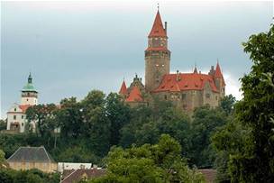 Neslavnjí památkou v Olomouckém kraji je hrad Bouzov. Letos vak o nj mli turisté mení zájem ne loni.