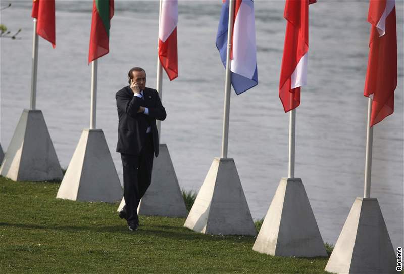 Italský premiér Silvio Berlusconi kvli telefonnímu hovoru ignoroval vítání státník na most.