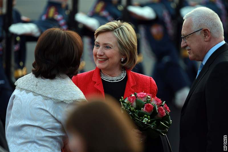 Václav Klaus s manelkou Lívií vítají na letiti Ruzyn Hillary Clintonovou
