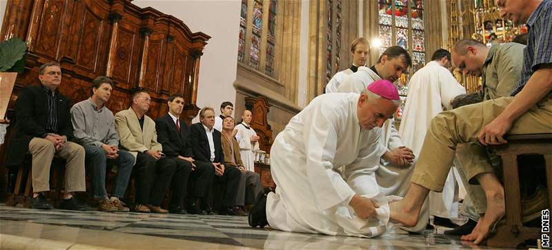 Na Zelený tvrtek provedl brnnský biskup Vojtch Cikrle rituál "mytí nohou"