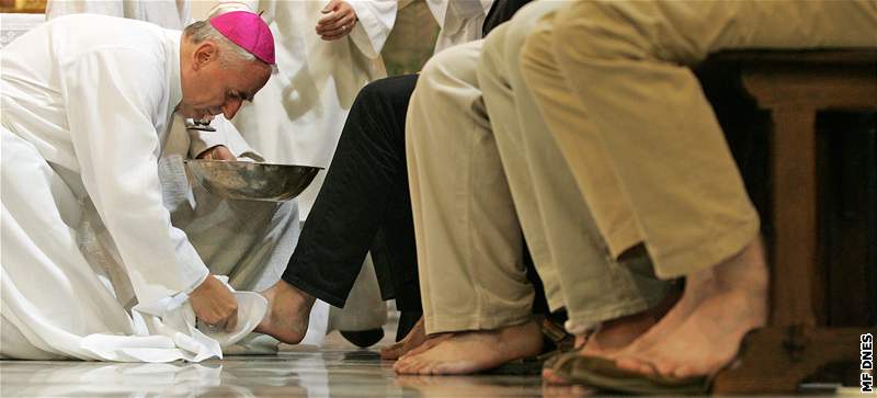 Na Zelený tvrtek provedl brnnský biskup Vojtch Cikrle rituál "mytí nohou"