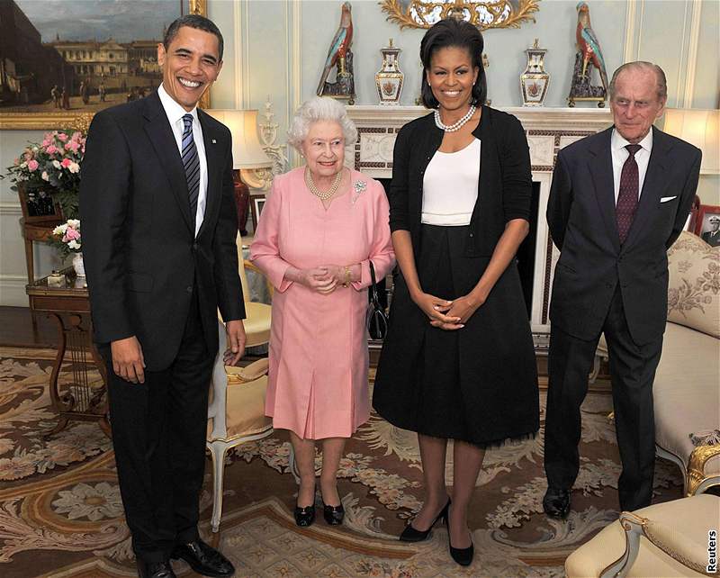 Britská královna Albta II. s manelem princem Filipem dnes pijala Baracka Obamu s první dámou Michelle. (1. duben 2009)