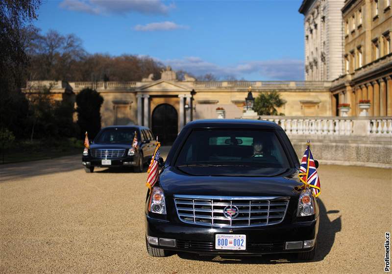 Barack Obama pijídí na soukromou audienci do Buckinghamského paláce k britské královn (1. dubna 2009)