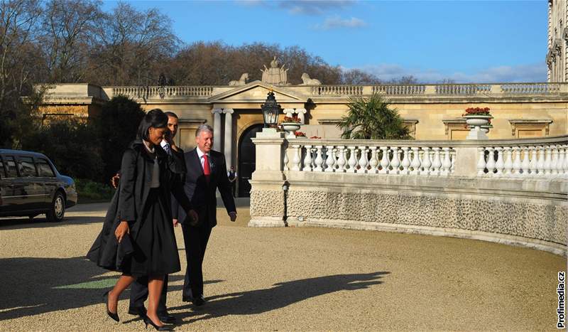 Barack Obama pichází na soukromou audienci do Buckinghamského paláce k britské královn (1. dubna 2009)