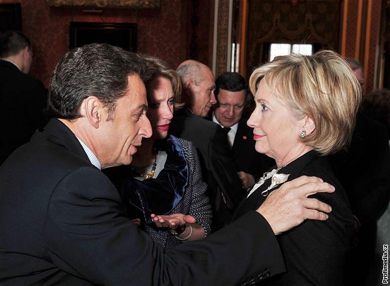 Francouzský prezident Nicolas Sarkozy s éfkou americké diplomacie Hillary Clintonovou na recepci britské královny (1. dubna 2009)