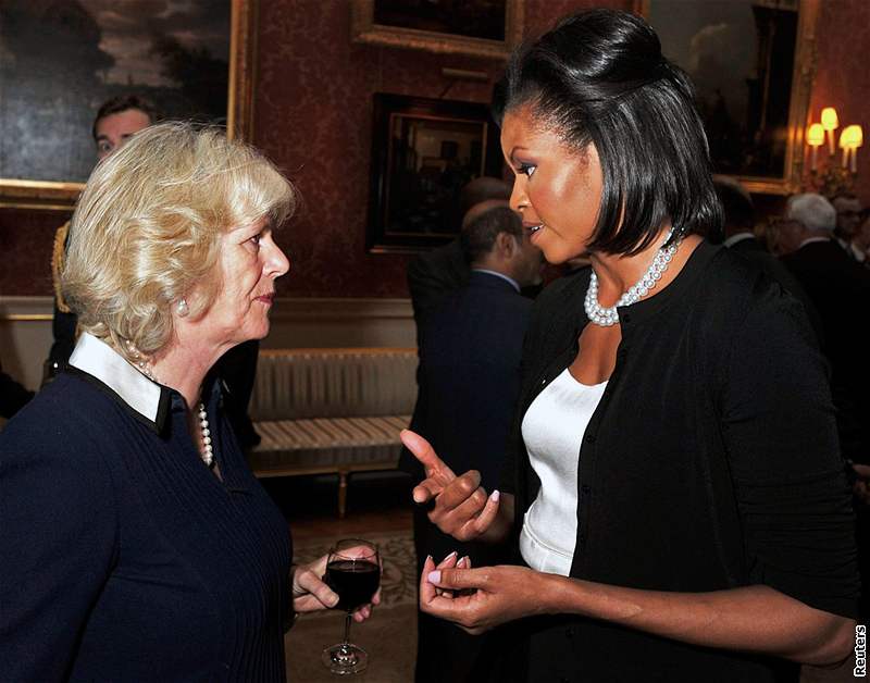 Michelle Obamová hovoí na recepci britské královny v Buckinghamském paláci s vévodkyní z Cornwallu a manelkou prince Charlese Camillou (1. dubna 2009)