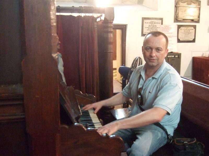Karel Voíek na dovolené na Srí Lance - "Ve mst Colombo hraji na varhany v...