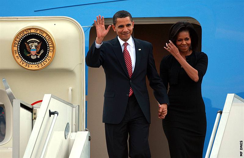 Barack Obama s manelkou Michelle vystupují na Ruzyni z letounu Air Force One (4. dubna 2009)
