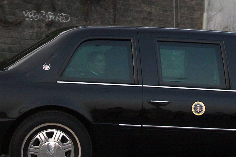 Barack Obama v aut Cadillac One u výjezdu z Letenského tunelu